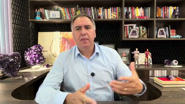 Marcos Trombetta em seu escritório, cercado de geodos de ametista
